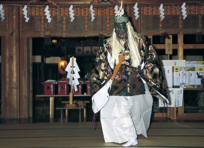 猿賀神社での神楽。