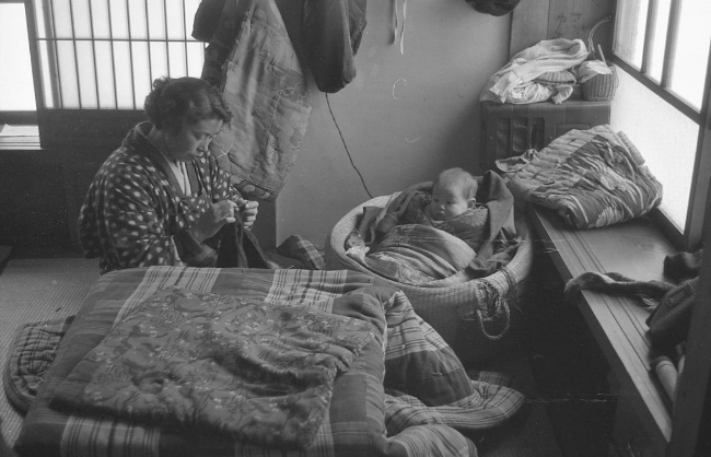 こたつと幼児を入れて遊ばせる「エンツコ」